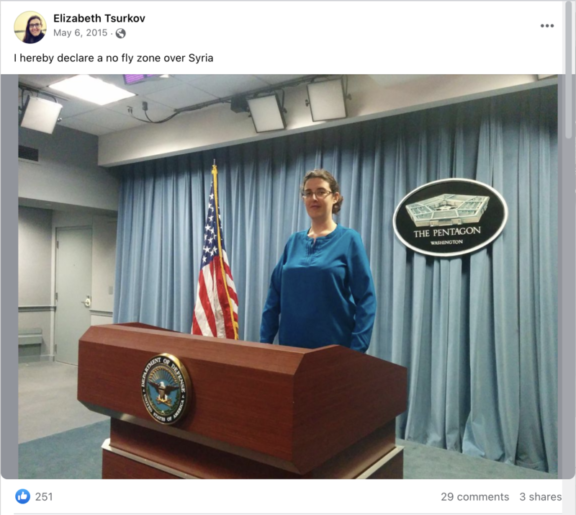 Un post Facebook de 2015 montre Elizabeth Tsurkov debout sur un podium d’un local de briefing du Pentagone