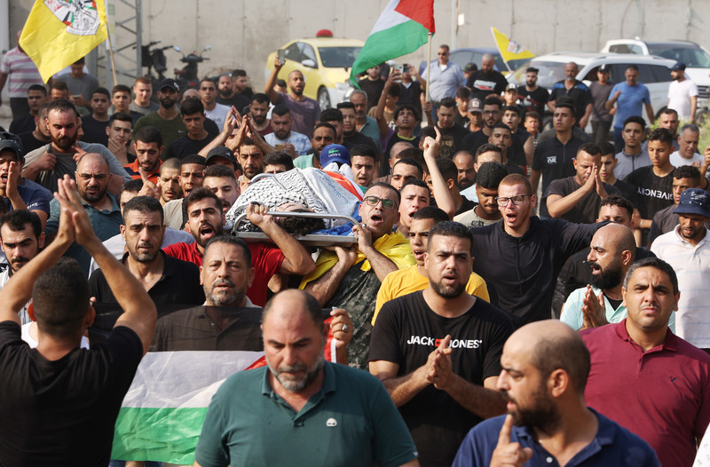 15 août 2023. Des Palestiniens portent le corps de Qusai Suleiman, 16 ans, du camp d' Aqbat Jabr, lors de ses funérailles à Jéricho, en Cisjordanie