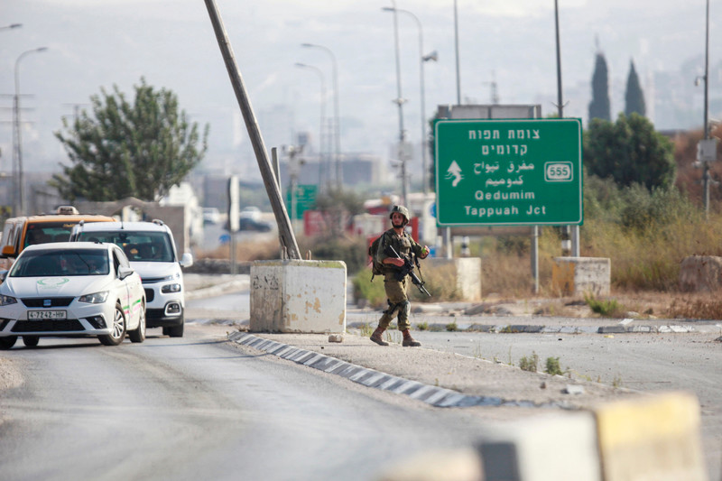 19 août 2023. Les forces d’occupation israéliennes fouillent des véhicules palestiniens au check-point de Huwwara. Trouvez dans l'article la vidéo : Un soldat abat un Palestinien d’une balle dans la nuque
