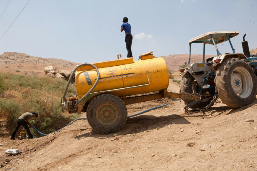 23 juillet 2009. Les Palestiniens pompent de l’eau à une source naturelle, dans la vallée du Jourdain, en Cisjordanie. (Photo : Keren Manor / Activestills)