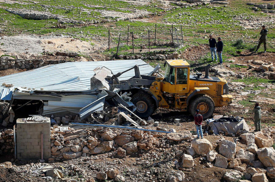 27 février 2020. Un bulldozer israélien détruit la grange d’une ferme palestinienne dans la région de Masafer Yatta, en Cisjordanie