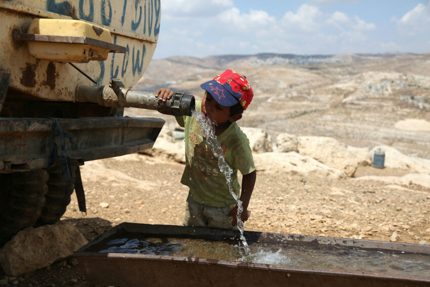 31 août 2015. Un petit Palestinien boit de l’eau près des décombres de sa maison, démolie par les bulldozers israéliens dans le village palestinien de Jaba, au nord de Jérusalem.