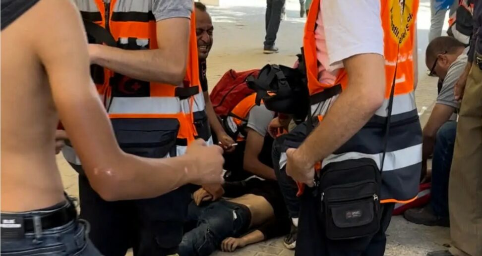 Des secouristes se précipitent pour sauver l'adolescent Mohammad, abattu par un sniper israélien le 21 juillet 2023. 