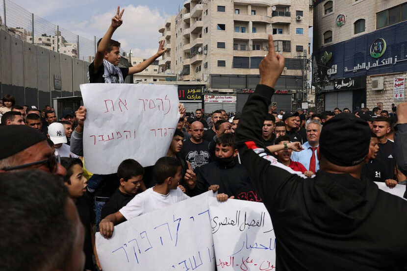 Les Palestiniens du camp de réfugiés de Shuafat protestent contre le bouclage de plusieurs jours imposé par Israël, Jérusalem-Est occupée, 12 octobre 2022.