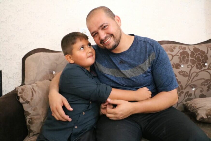 Tamer Za'anin (à droite) tenant son fils Hassan (à gauche), conçu grâce au sperme passé en contrebande de Tamer alors qu'il était dans une prison israélienne, dans leur maison de Beit Hanoun, à Gaza, en 2019.