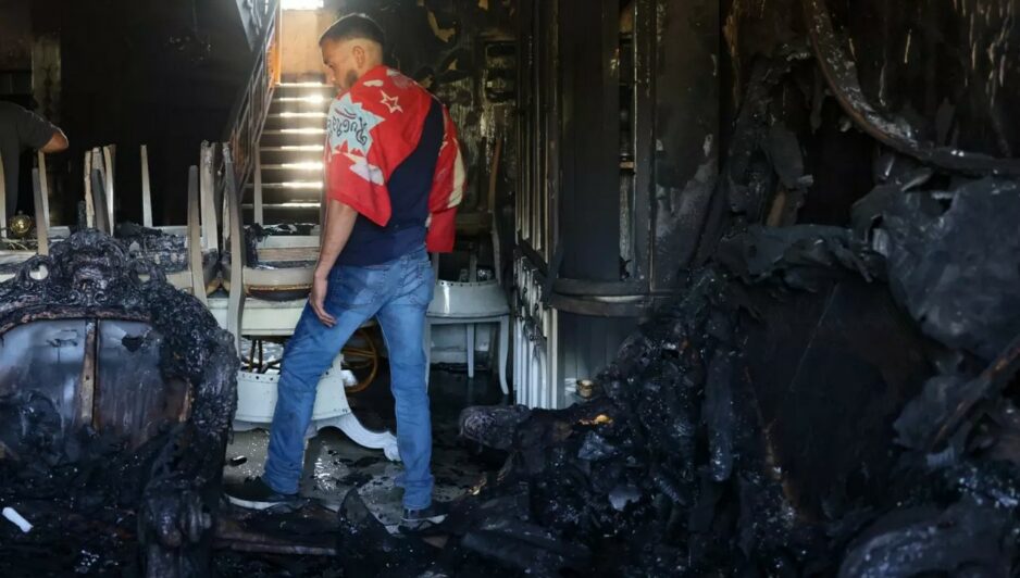 Un homme se tient à l'intérieur d'un restaurant incendié par des colons israéliens à Turmus Ayya, près de la ville de Ramallah en Cisjordanie occupée, le 21 juin 2023 