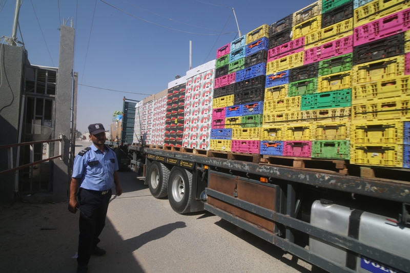 5 septembre 2023. Des camions chargés de marchandises entrent à Gaza via le check-point Karem Abu Salem, dans le sud de l’enclave