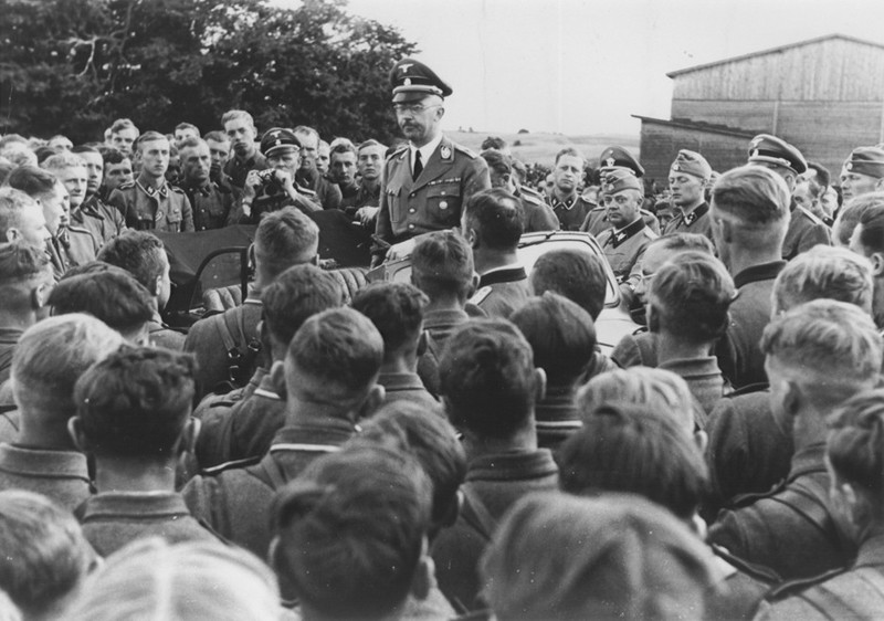 Le chef de la SS, Heinrich Himmler, s’adresse à un groupe de soldats de la Waffen-SS dans les « territoires de l’Est », en 1942