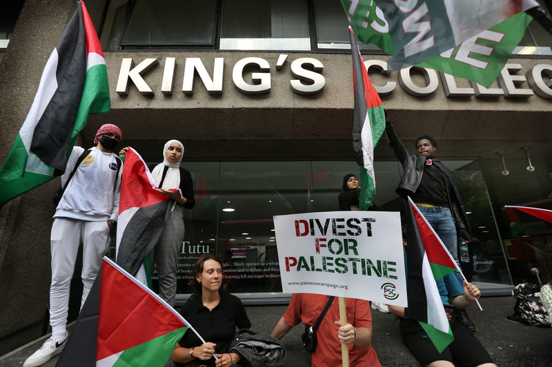 Juillet 2021, à l’extérieur du King’s College de Londres, un rassemblement réclame le boycott des institutions universitaires et culturelles israéliennes complices de l’oppression par Israël du peuple palestinien. La fameuse définition de l’antisémitisme de l’IHRA a clairement comme but d'empêcher de telles actions.
