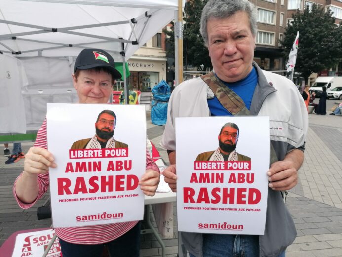 Au stand de solidarité avec les prisonnier.e.s palestinien.ne.s s'affichait également le soutien à Amin Abu Rashed