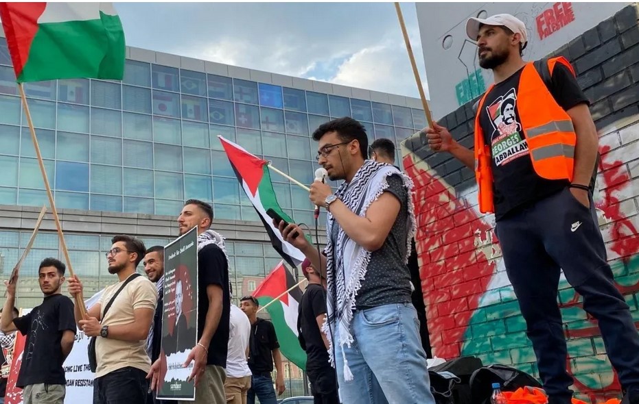 Coordinateur de Samidoun en Allemagne et membre du mouvement palestinien Masar Badil, Zaid Abdulnasser (au micro) est actuellement menacé par l’État allemand