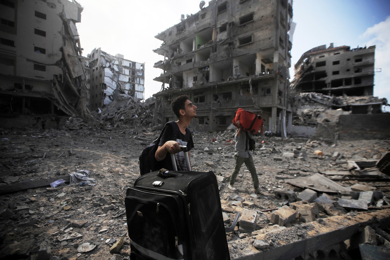10 octobre 2023. Des Palestiniens désormais sans abri errent parmi les destructions massives occasionnées par les frappes israéliennes dans le district de Rimal, à Gaza. (Photo : Mohammed Zaanoun / ActiveStills)