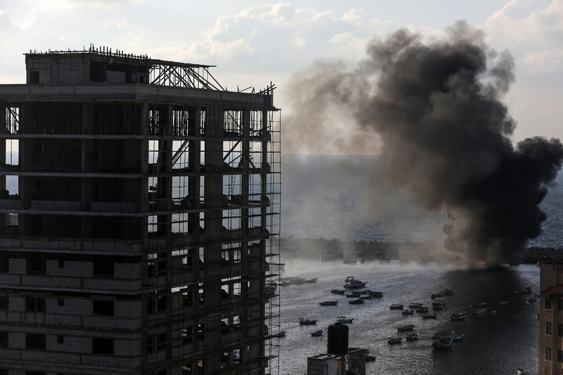 10 octobre 2023. La fumée s’épaissit après une frappe israélienne contre le port de Gaza