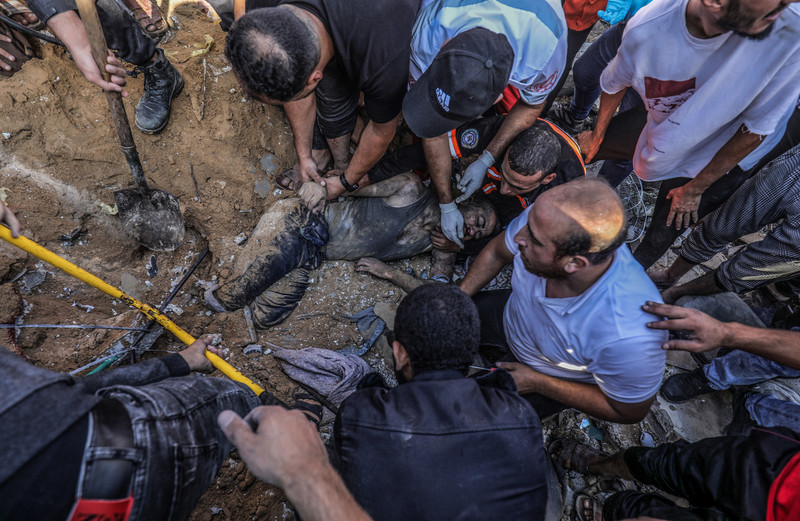 13 octobre 2023. Des Palestiniens à la recherche de survivants , après une frappe aérienne israélienne sur Rafah, dans le sud de la bande de Gaza. 