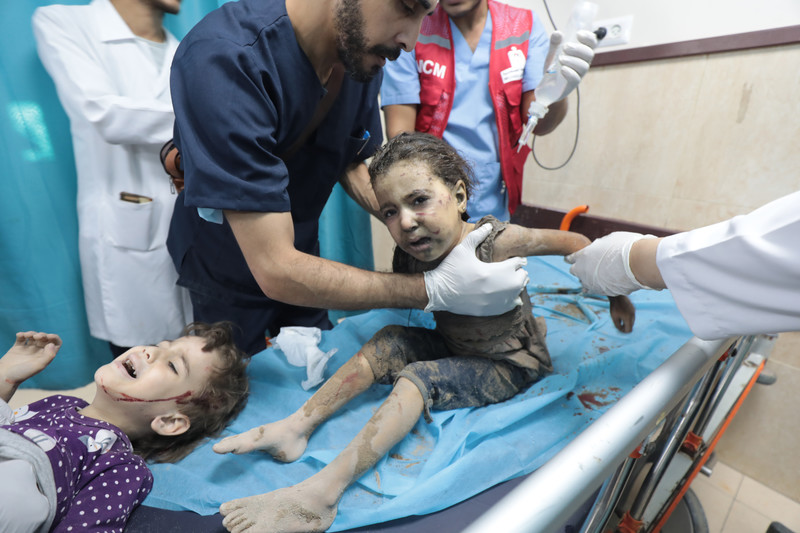 18 octobre 2023. Un enfant blessé traité dans un hôpital après une frappe aérienne israélienne à Deir al-Balah, dans la partie centrale de la bande de Gaza.