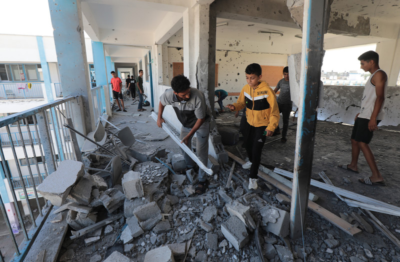 18 octobre 2023. Des Palestiniens inspectent les dégâts dans une école de l’UNRWA touchée par une frappe aérienne israélienne dans le camp de réfugiés de Maghazi, dans la partie centrale de Gaza. Sept personnes avaient perdu la vie.