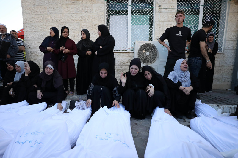 20 octobre 2023. Des Palestiniens pleurent les membres de leurs familles tués lors du bombardement israélien de l’hôpital al-Aqsa à Deir al-Balah.