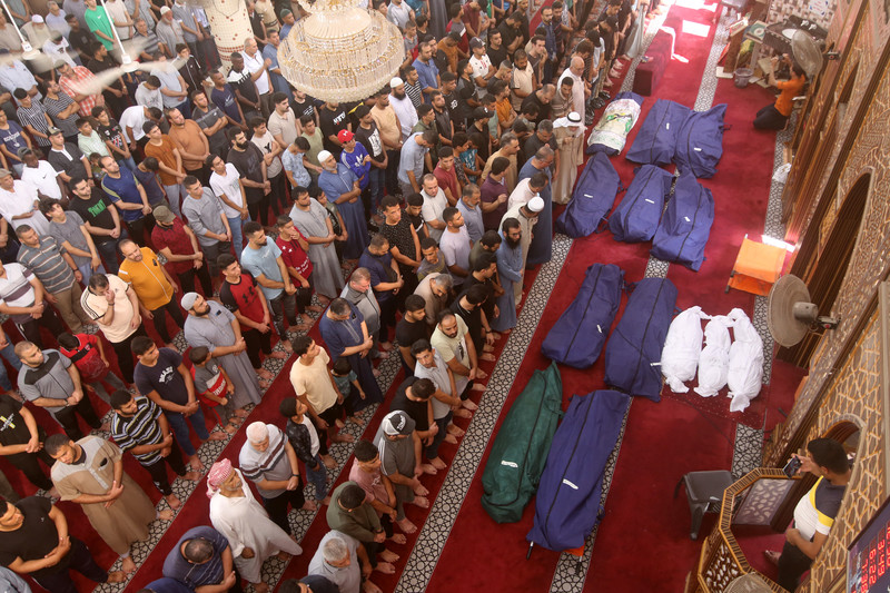 8 octobre 2023. Des Palestiniens en deuil lors des funérailles de la famille Abu Quta et de ses voisins, tués par les frappes israéliennes à Rafah, dans le sud de Gaza.