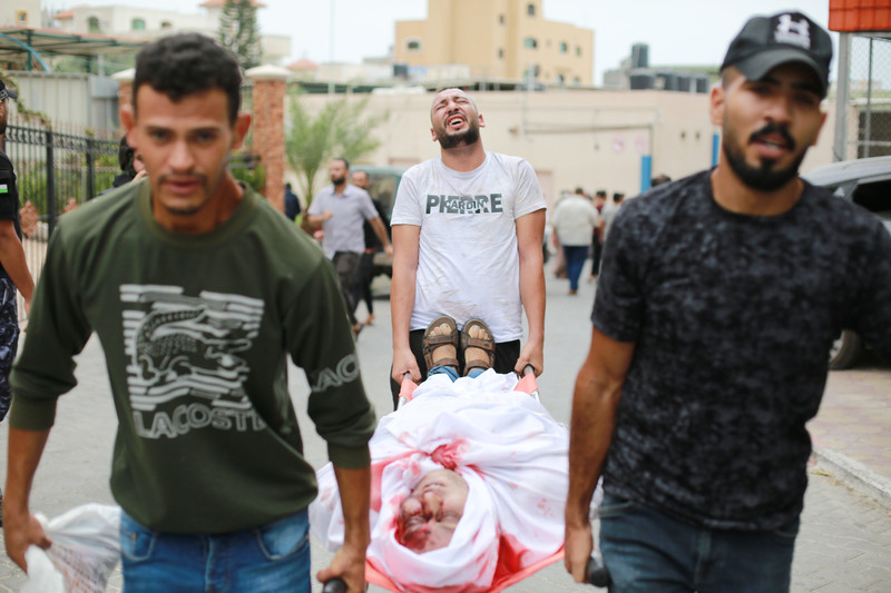 9 octobre 2023. Des Palestiniens transportent une personne blessée ou tuée vers l’Hôpital indonésien de Jabaliya, dans le nord de la bande de Gaza.