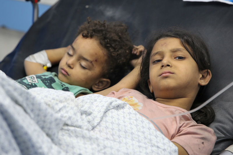 9 octobre 2023. Des paramédicaux palestiniens transportent des enfants blessés vers l’hôpital al-Shifa à Gaza
