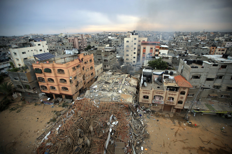 9 octobre 2023. Les ruines d’un bâtiment détruit par une frappe aérienne israélienne dans le quartier d’al-Fakhoura à Jabaliya, dans le nord de Gaza. (Photo : Mohammed Zaanoun / ActiveStills)