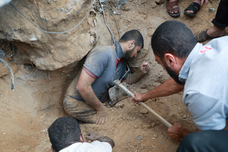17 octobre 2023. Des Palestiniens retrouvent une victime d’une frappe aérienne israélienne à Rafah, dans le sud de la bande de Gaza