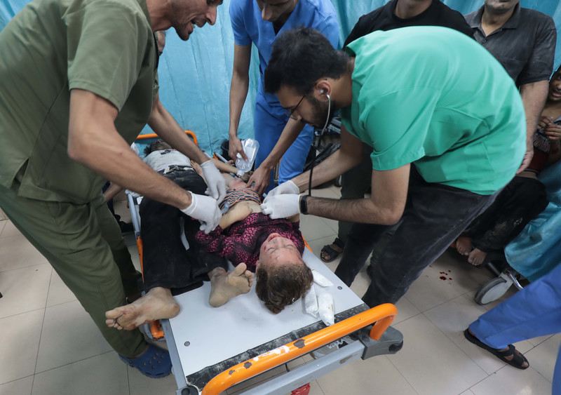 17 octobre 2023. Des enfants blessés dans un hôpital de Deir al-Balah, dans la partie centrale de Gaza. 