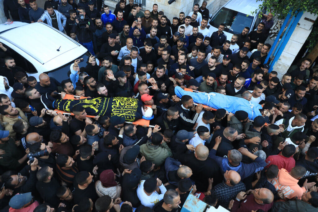 Des gens en deuil portent le corps de Majdi Ghabayen, un Palestinien de Gaza qui a succombé aux blessures qu’il a subies lors d’une explosion pendant un rassemblement à proximité de la frontière avec Israël, le 13 septembre 2023. Les funérailles de Ghabayen ont eu lieu à Beit Lahia, dans le nord de la bande de Gaza, le 25 septembre 2023.