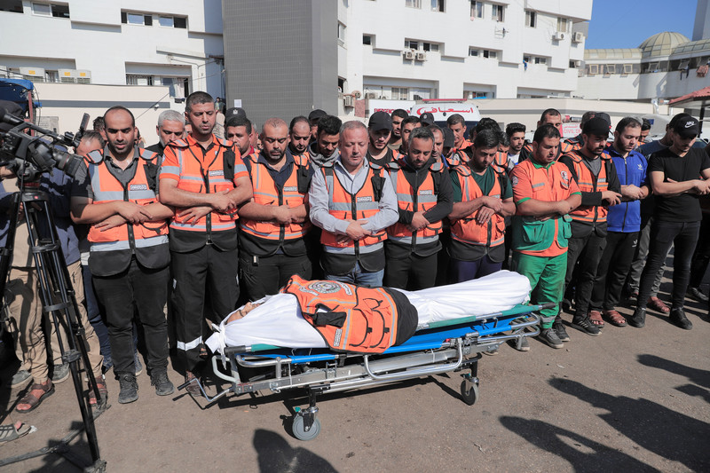 16 octobre 2023. Des membres de la défense civile palestinienne, éplorés, entourent le corps d’un de leurs collègues tué par une frappe israélienne ce lundi matin à Gaza.