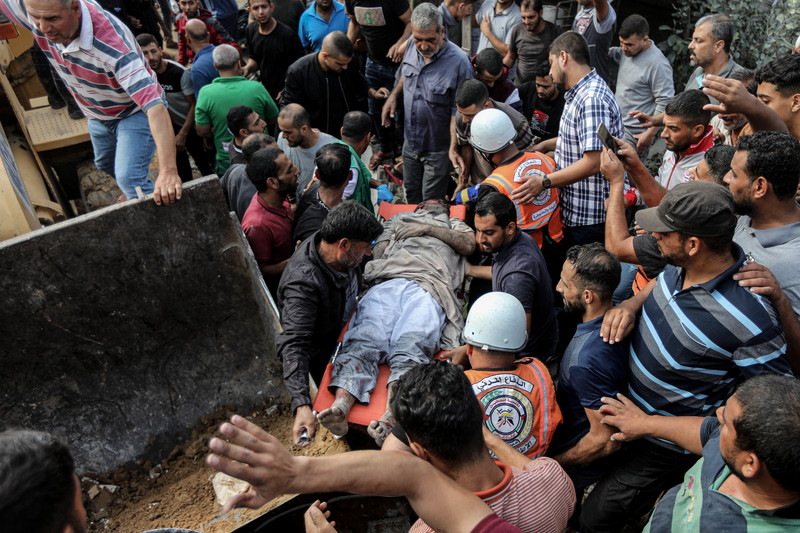 8 octobre 2023. Des Palestiniens sortent une victime des décombres d’une habitation détruite par une frappe aérienne d’Israël à Khan Younis, dans le sud de la bande de Gaza.