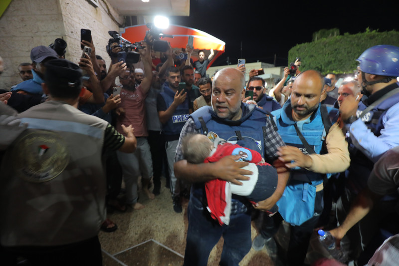 25 octobre 2023. Le correspondant d’Al Jazeera, Wael al-Dahdouh, avec l’un des membres de sa famille tués par une frappe israélienne dans le camp de réfugiés de Nuseirat, dans la partie centrale de la bande de Gaza.