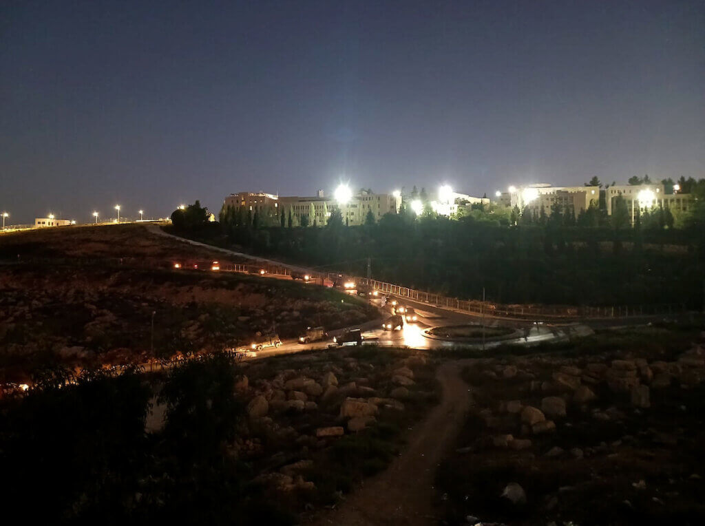 Les forces militaires israéliennes quittent le campus de l'université de Birzeit après avoir pris d'assaut l'université, arrêté un certain nombre d'étudiants et détruit de nombreux biens de l'université, le 24 septembre 2023.