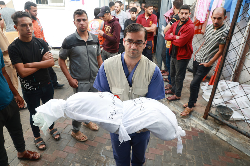 17 octobre 2023. Un infirmier porte le corps d’un Palestinien tué par une frappe aérienne israélienne à Rafah, dans le sud de la bande de Gaza. (Photo : Firas El-Shaer / APA images)