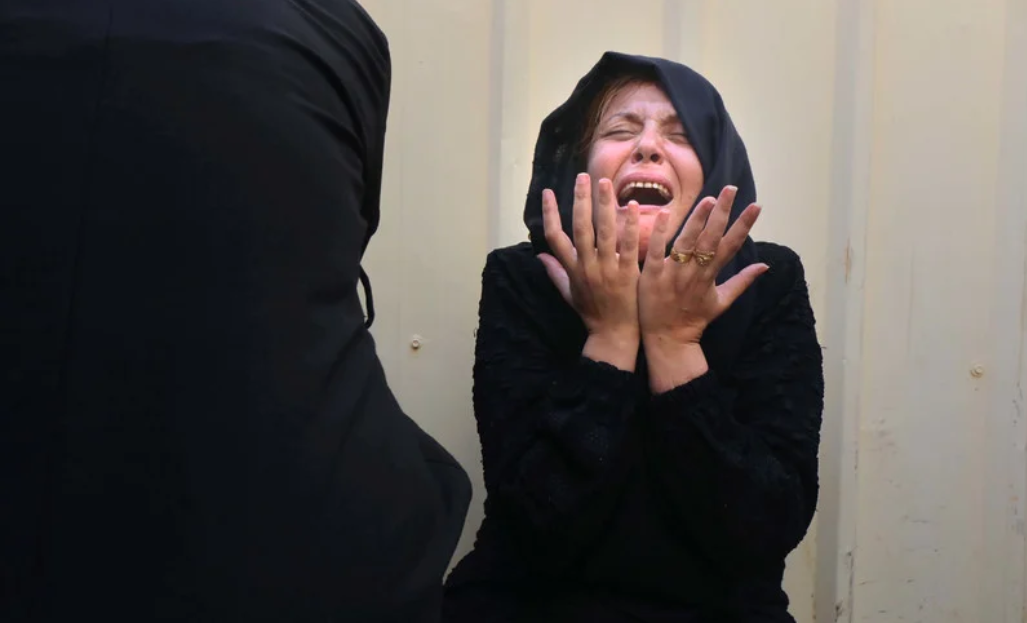 24 octobre 2023. Une femme éplorée alors qu’on emmène afin de les ensevelir les corps de ses proches de la morgue de l’hôpital de Deir al-Balah, à Gaza. 