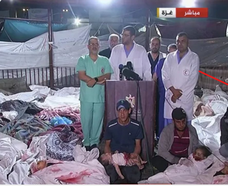 Conférence de presse parmi des corps de Palestiniens assassinés par Israël à l'hôpital al-Ahli