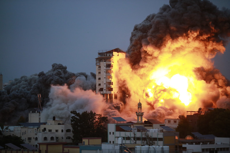 Une frappe israélienne contre une tour à Gaza, le 7 octobre. 