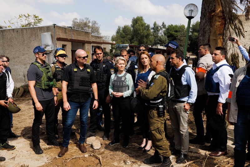 Ursula von der Leyen (au centre) a obtenu un briefing de l’armée israélienne en pleine agression contre Gaza.