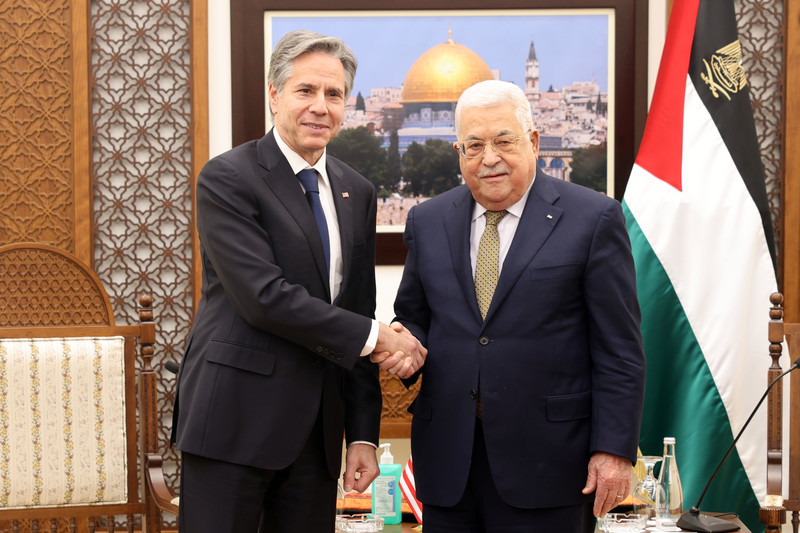 Le chef de l’Autorité palestinienne Mahmoud Abbas, à droite sur la photo, accueille le secrétaire d’État américain Antony Blinken à Ramallah, occupée par Israël, le 5 novembre. Washington désire que l’AP joue un rôle collaborationniste à Gaza, suite à la défaite – espérée – de la résistance palestinienne. 