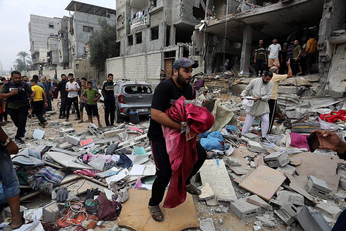 29 octobre 2023. Des Palestiniens inspectent leur maison après une frappe aérienne israélienne à Rafah, dans le sud de la bande de Gaza. 