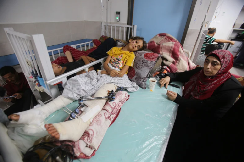 3 novembre 2023. Des Palestiniens blessés sont soignés à l’hôpital al-Shifa, à Gaza même. 