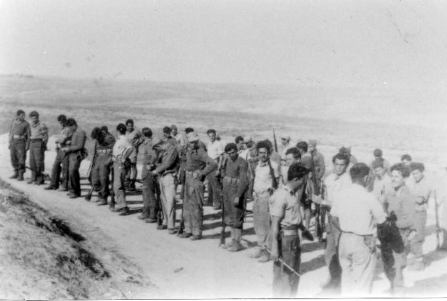  Une unité du Palmach rassemblée au kibboutz de Be’eri en 1948. Lors de la Nakba, le Palmach et d’autres milices sionistes ont expulsé quelque 800 000 Palestiniens. 