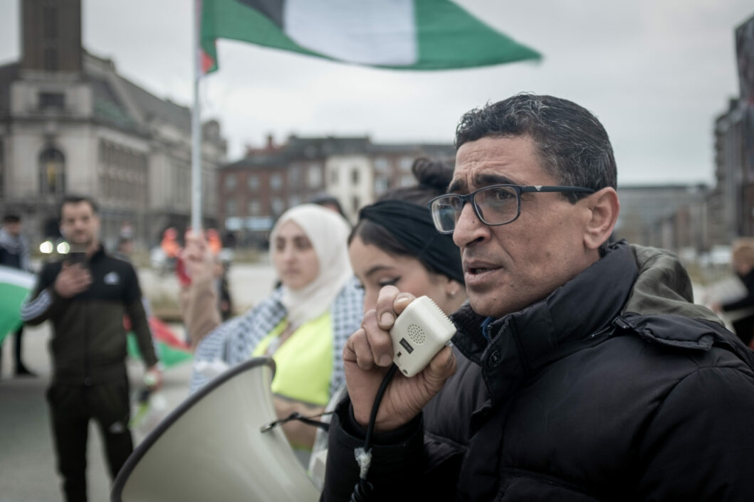Rami Al Banna prend la parole à la manifestation Palestine. Charleroi, 16 décembre 2023