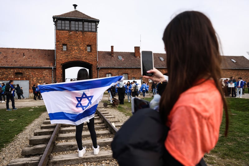 En quoi le musée d’Auschwitz justifie-t-il le génocide perpétré par Israël ?