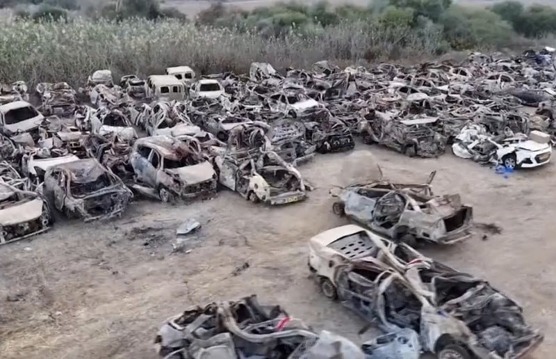Cette prise de vue par drone diffusée le mois dernier par l’armée israélienne montre l’ampleur des destructions de véhicules qui fuyaient la rave party Supernova du 7 octobre, destructions plus que vraisemblablement infligées par les drones et hélicoptères israéliens. (Photo : RT / armée israélienne