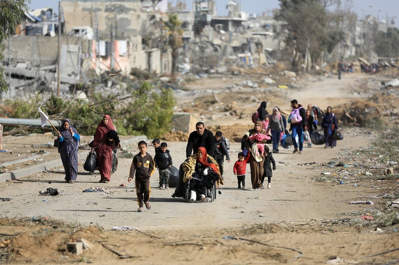 26 novembre 2023. Des Palestiniens quittent le nord de la bande de Gaza par la route de Salah al-Din, dans le district d’al-Zaytoun, à la périphérie sud de la ville de Gaza. 