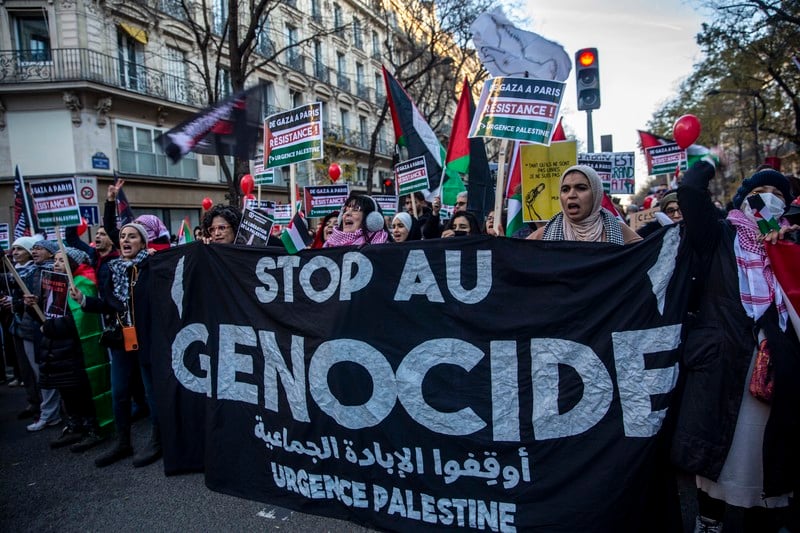 Des protestataires réclament la fin du génocide à Gaza lors d’une manifestation à Paris, le 17 décembre.