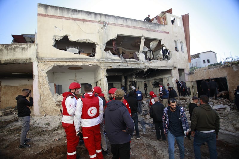 Des sauveteurs examinent les dégâts d’une maison suite à un raid israélien à Jénine, en Cisjordanie occupée, le 29 novembre.