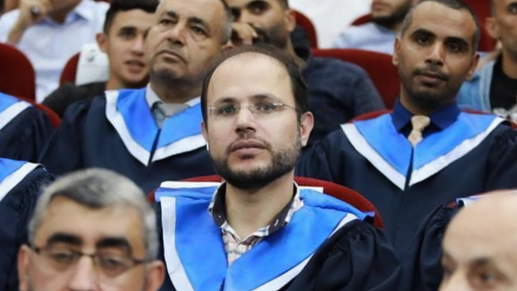 Le Dr Refaat Alareer lors de la cérémonie de remise des diplômes aux étudiants de l’Université islamique de Gaza, en 2022. (Photo : Via Instagram)