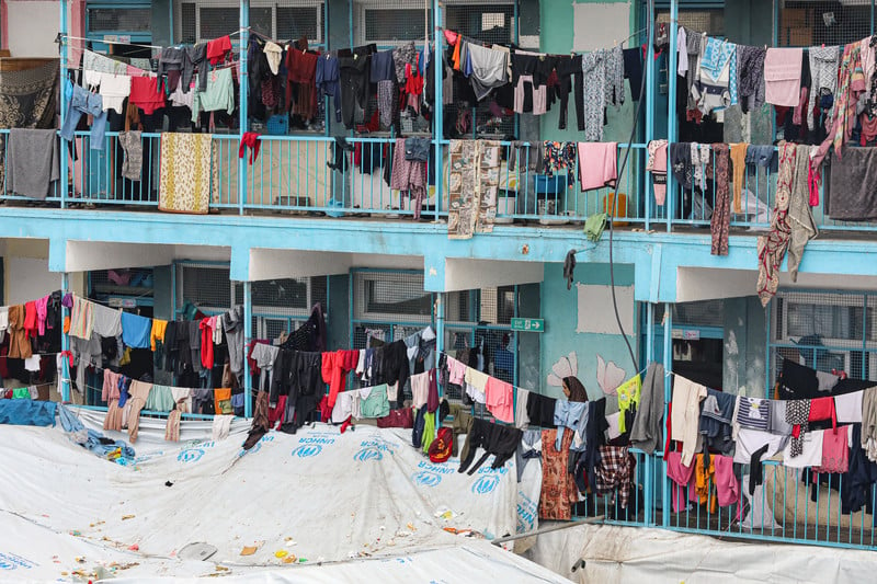 Environ 80 pour 100 de la population de Gaza a été déplacée de force. Nombreux sont ceux et celles qui se sont réfugiés dans les installations de l’ONU, telle cette école du camp de réfugiés de Nuseirat, dans le centre de la bande de Gaza. 