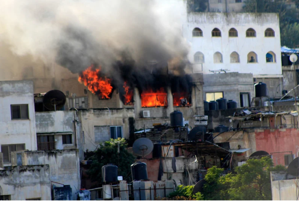 De la fumée s’élève d’un bâtiment lors d’un raid israélien contre Jénine, dans le nord de la Cisjordanie occupée, le 13 décembre. 